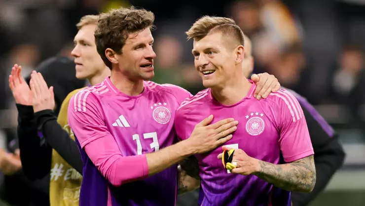 Thomas Müller y Toni Kroos, duranyte un entrenamiento con la Selección de Alemania.jpg