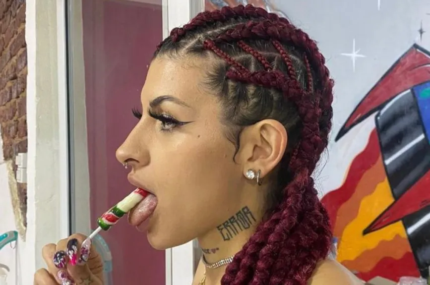 Cazzu comiendo paleta.jpg