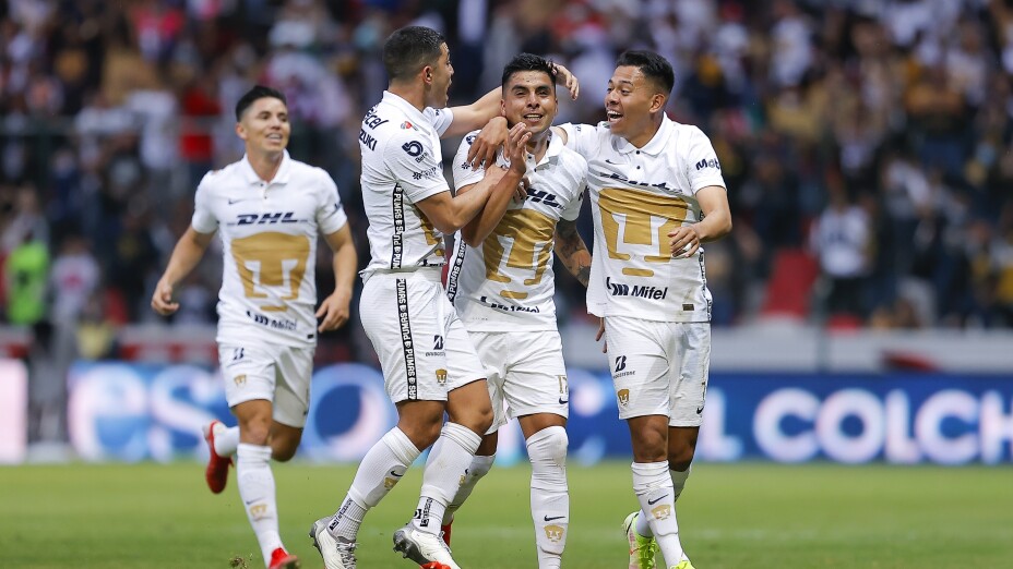 Leonel López festeja un gol de media cancha ante Toluca