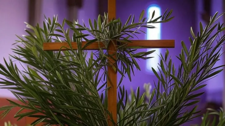 (Imagen generada con IA) Ramos de olivo con un fondo morado de fondo y una cruz para representar el Domingo de Ramos 2025.