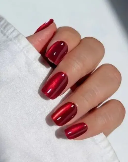 uñas con ojo de gato clásico color rojo