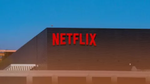 signage-outside-the-netflix-inc-office-building-on-sunset-boulevard-picture-id1232405311