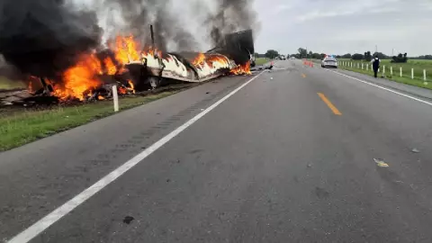 Tráiler choca con camioneta en carretera de Tamaulipas; deja decena de muertos