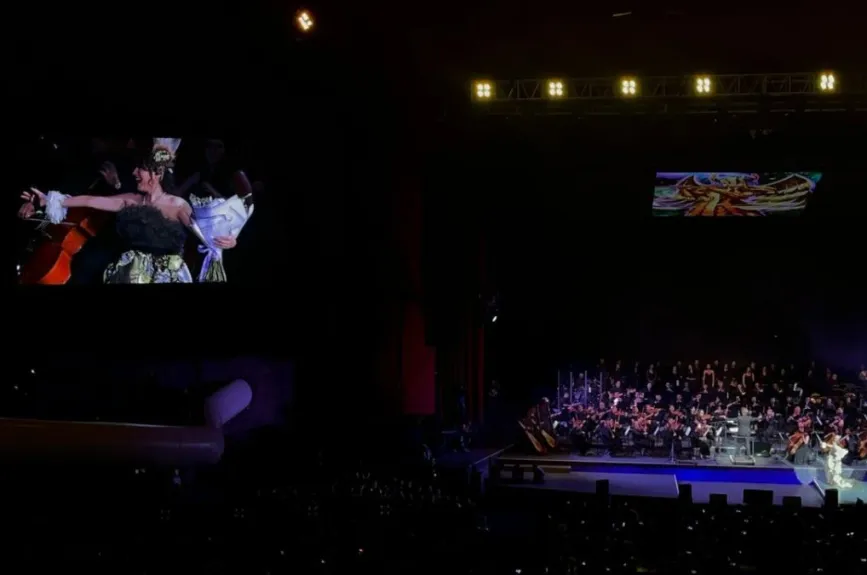 Un momento estelar fue la aparición de Yumi Matsuzawa, quien, encendió el cosmos de los asistentes, transportándolos al épico enfrentamiento contra Hades.