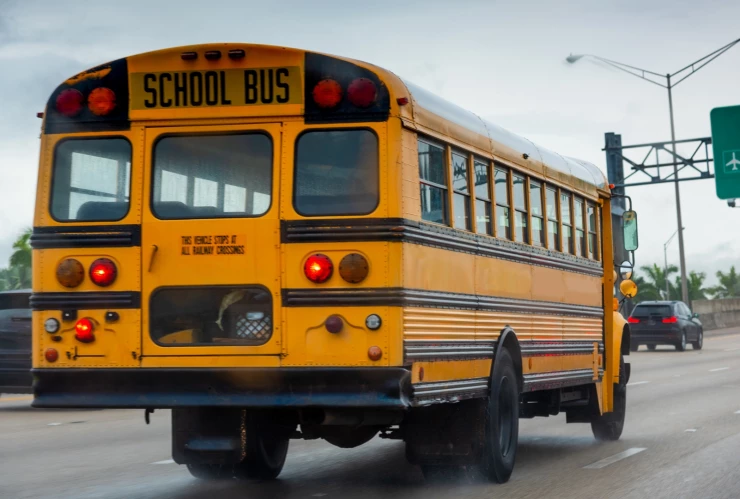 Autobús escolar de Florida en la carretera