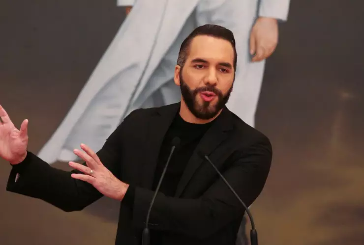 El Salvador, bajo el liderazgo de Nayib Bukele, ha implementado una estrategia sin precedentes contra el crimen