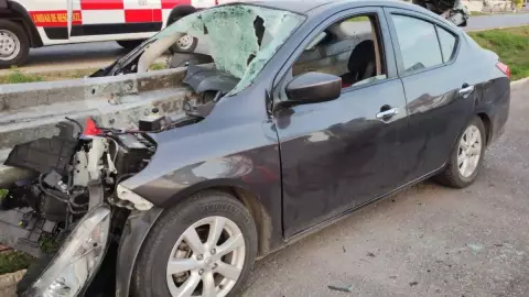 Ocasiona fuerte accidente y abandona su vehículo en el Periférico