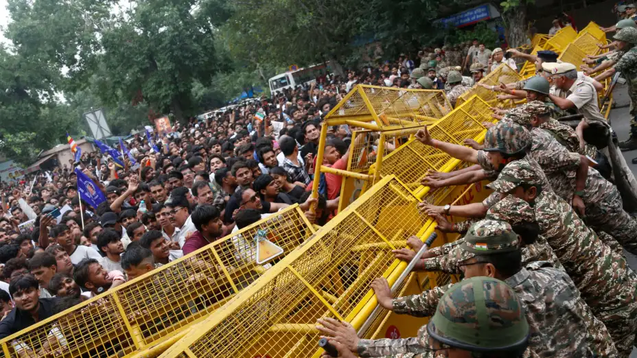 Manifestantel empujan una barricada en Nueva Delhi, India.j