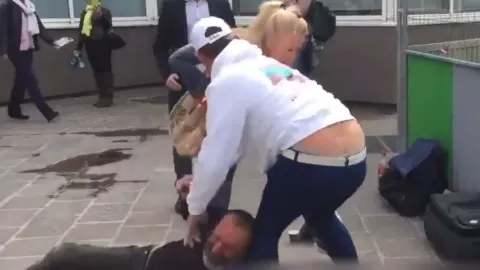 VIDEO Activistas arrebatan perrito a indigente en París