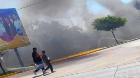 Se reporta incendio sobre el bulevar Juan Alonso de Torres y Vasco de Quiroga, hoy 16 de noviembre