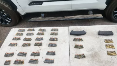 Aseguran camioneta con cargadores en Culiacán