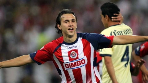 Omar Arellano celebra un gol ante el América