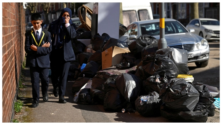 Montañas de basura crecen en Birmingham por recolectores en huelga