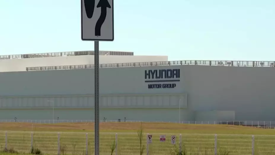 Hyundai y LG bajo investigación tras la redada del ICE en Georgia, donde 475 migrantes fueron arrestados en el sitio de Ellabell.