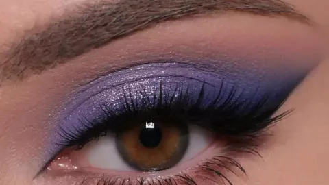 Para aplicar las sombras de color se recomienda aplicar los pigmentos con ligeros toques