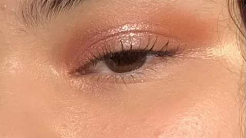 Las sombras durazno aportan calidez y naturalidad al look peachy