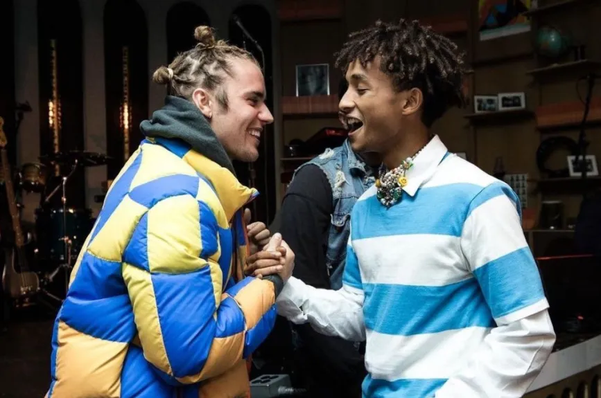 Jaden y Justin se besan (6).jpg