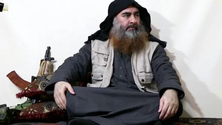 Imagen de un hombre con la apariencia del líder de EI Abu Bakr al-Baghdadi tomada de la captura de un video divulgado el 29 de abril. Imagen: Reuters
