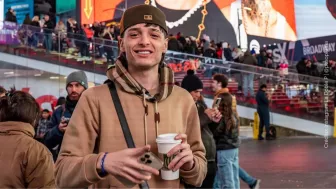 Peso Pluma sonriendo.jpg