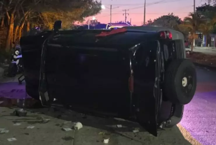 Accidente en Cancún: Conductor vuelca su camioneta en la Región 209
