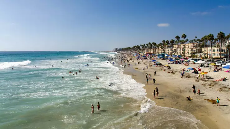 Una playa concurrida en San Clemente Beach, California