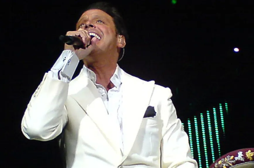 Luis Miguel de blanco.jpg