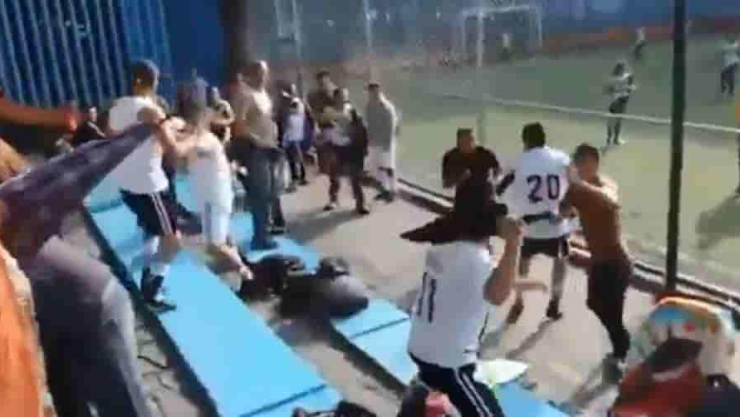 Riña entre familias acaba con partido de futbol infantil