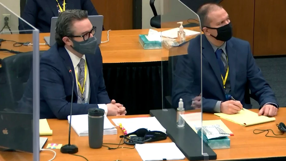 El abogado Eric Nelson con su cliente, el ex oficial de policía Derek Chauvin.jpg