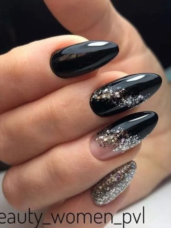 11 diseños de uñas negras con brillos para usar en natación o cualquier otro deporte: duran mucho