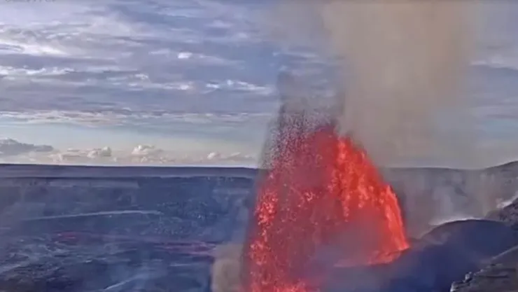 VIDEO: Captan fuentes de lava durante la erupción del volcán Kilauea en Hawái