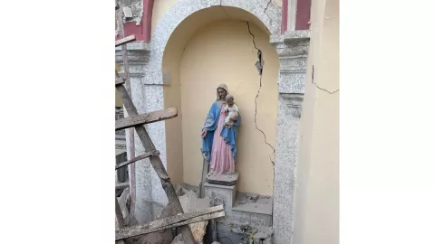 La Virgen María entre los escombros del terremoto en Turquía