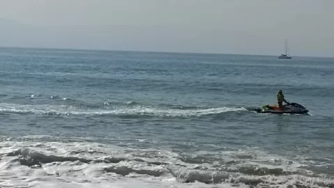 Rescatan a dos mujeres que fueron arrastradas por el mar en Puerto Vallarta