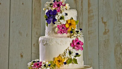 49 ideas de pastel de bodas que puedes tomar como inspiración: desde sencillos hasta muy elaborados.