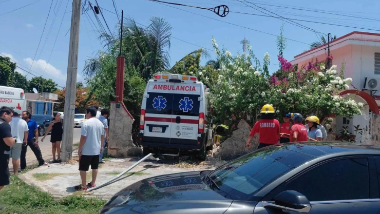 ¡Aparatoso! Fuerte accidente en Chetumal; ambulancia termina dentro de una vivienda