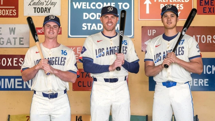 Jugadores de los Dodgers con la nueva vestimenta en honor a la ciudad de Los Ángeles