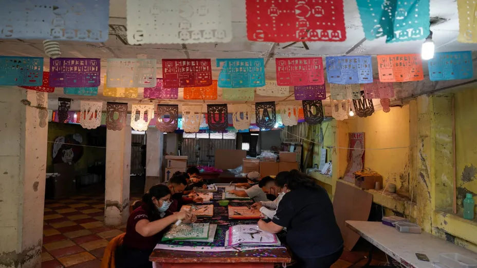 Artesanos mexicanos preservan decoraciones de Día de Muertos.jpg