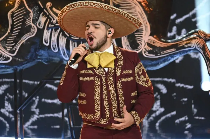 Sin embargo, las críticas sobre su actuación fueron mixtas. Espinoza Paz expresó su alegría por escuchar a Cristian, pero Lola Cortés opinó que la interpretación careció de profundidad emocional. Arturo López Gavito, por su parte, fue crítico respecto a los arreglos musicales, sugiriendo que tanto la actuación de Cristian como la de Caro Heredia se vieron afectadas negativamente por modificaciones innecesarias.