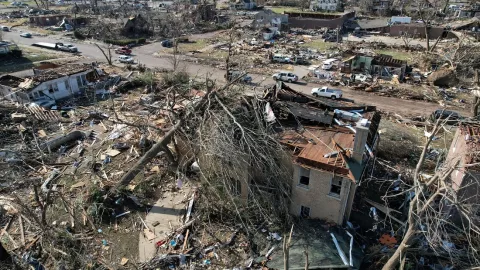 Kentucky tornados emergencia Biden