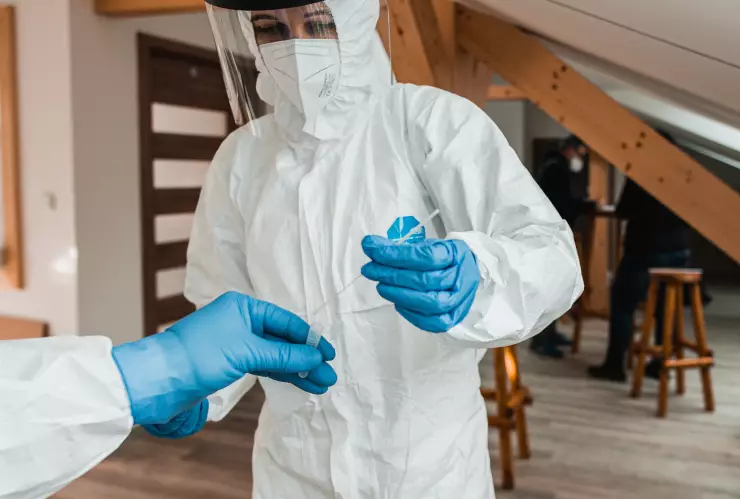 Regresa el uso obligatorio de cubrebocas en Europa tras brote de “Súper Gripe”.