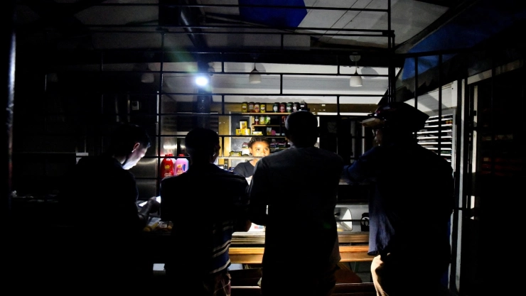 Fotografía de un hospital cubano funcionando con generadores de emergencia durante un apagón.