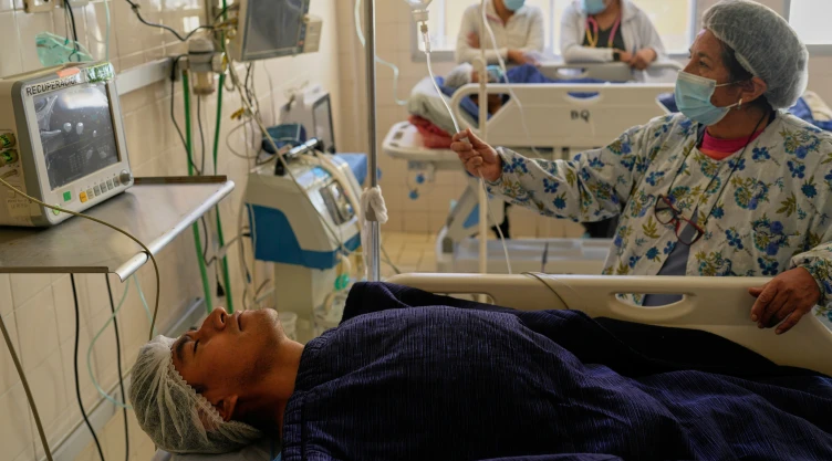 Atención posoperatoria en el Hospital General de La Paz durante la crisis de oxígeno provocada por los bloqueos de carreteras.