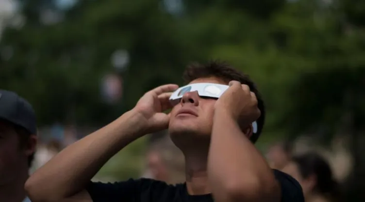¡Prepárate! Esto deben tener los lentes para ver un eclipse solar
