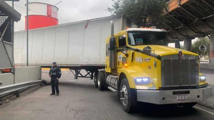 CDMX: Tráiler se atora debajo del Metro Flores Magón y afecta la circulación en avenida Oceanía