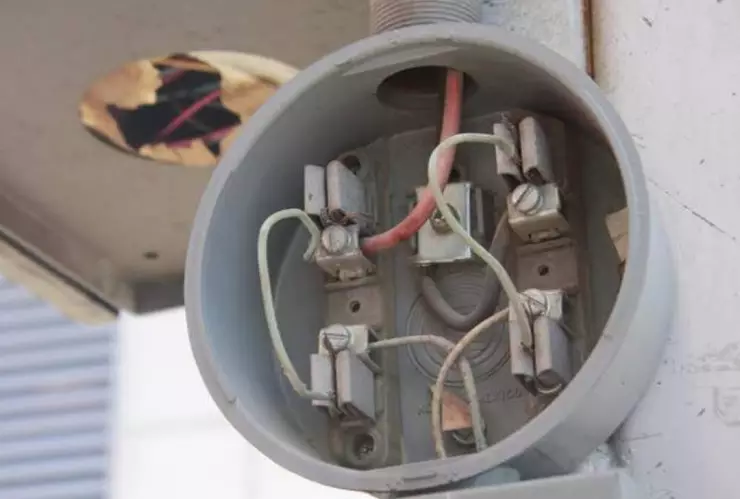 Algunos mexicanos optan por colocar algún “diablito” al medidor de luz, a fin de que su economía no se vea afectada.