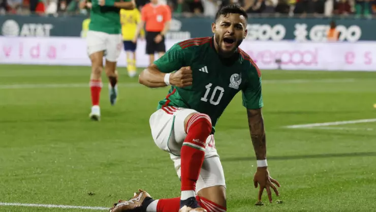 Alexis Vega con la Selecci&oacute;n Mexicana