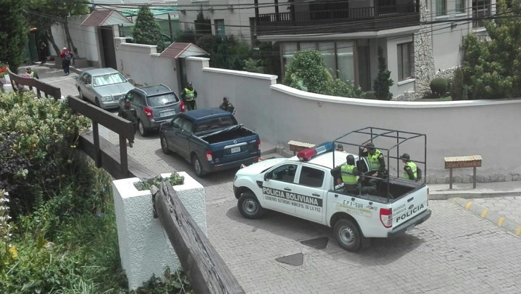 Fotos de vigilancia policial en la embajada mexicana en Bolivia