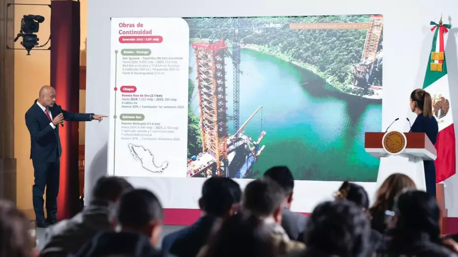 Jesús Antonio Esteva Medina, titular de la Secretaría de Infraestructura, Comunicaciones y Transportes, en conferencia mañanera hoy 8 de octubre de 2025