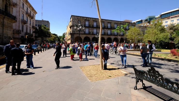 Aspectos de un simulacro por sismo en plaza de armas de Guadalajara
