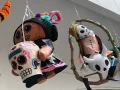Calaveras que plasman en las piñatas otra tradición mexicana.
