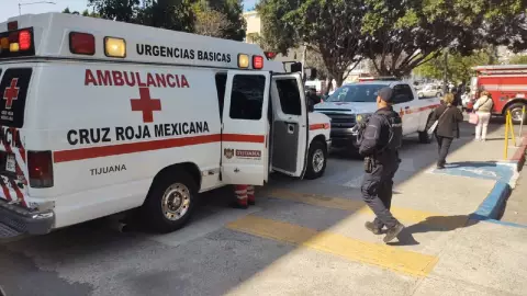 Hombre se lanza del tercer piso del Palacio Municipal de Tijuana